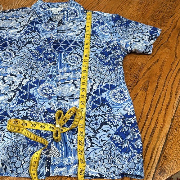 Oscar de la Renta silk top. Blue floral button front. Short sleeve. Size Medium - Picture 7 of 9